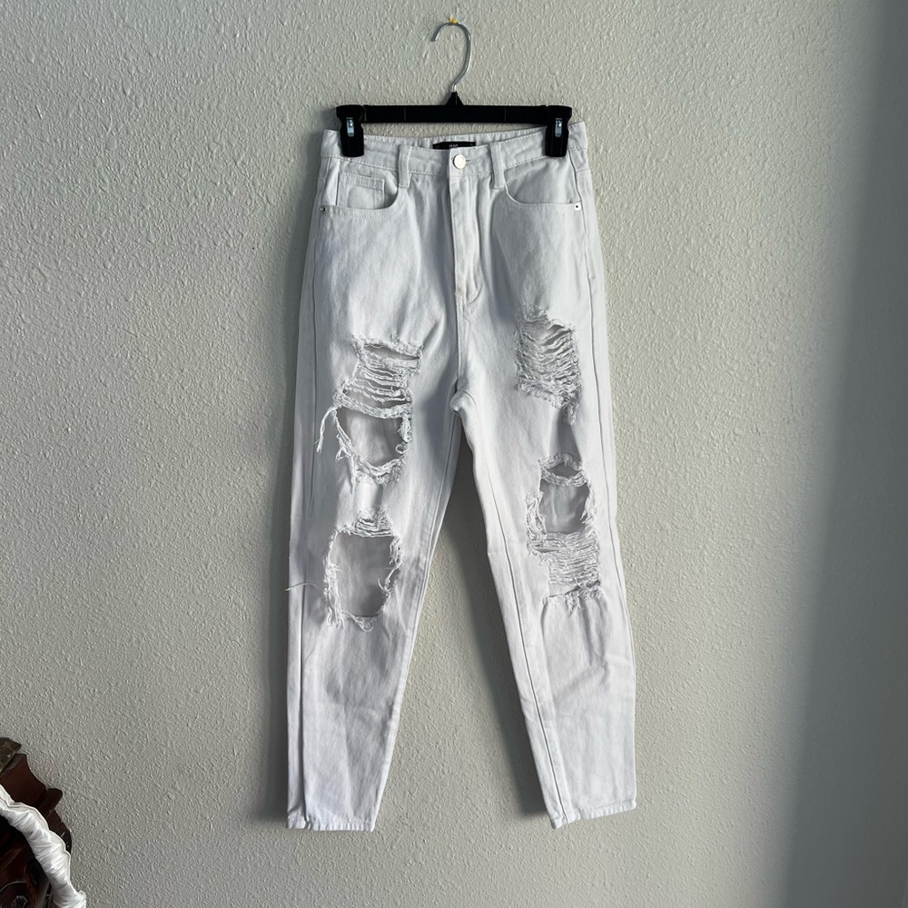 White Ripped High Rise Mom Jeans 
Riot Missguided 
Size: 4